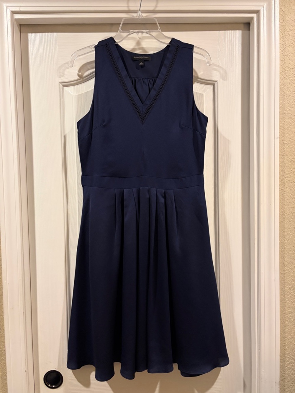 Banana Republic Dark Navy V-Neck Sleeveless Fit-and-Flare Dress size 6 like new